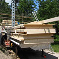 les éléments préfabriqués en bois arrivent sur le chantier